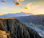 秋日~航拍中的烏沙安集海大峽谷更富壯美神秘色彩